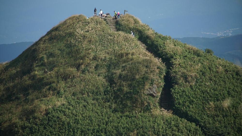 陽明山》七星山主峰路線及登山口整理,小油坑、冷水坑登山步道 - 第8張圖 從主峰看過去,七星山東峰上的人很迷你