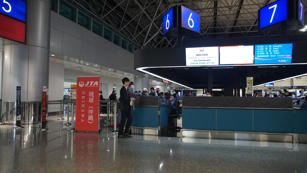 日本》日本越洋航空 JTA NU302 NU301 台北沖繩航班體驗如何?機型是什麼? - 第2張圖 報到櫃台1