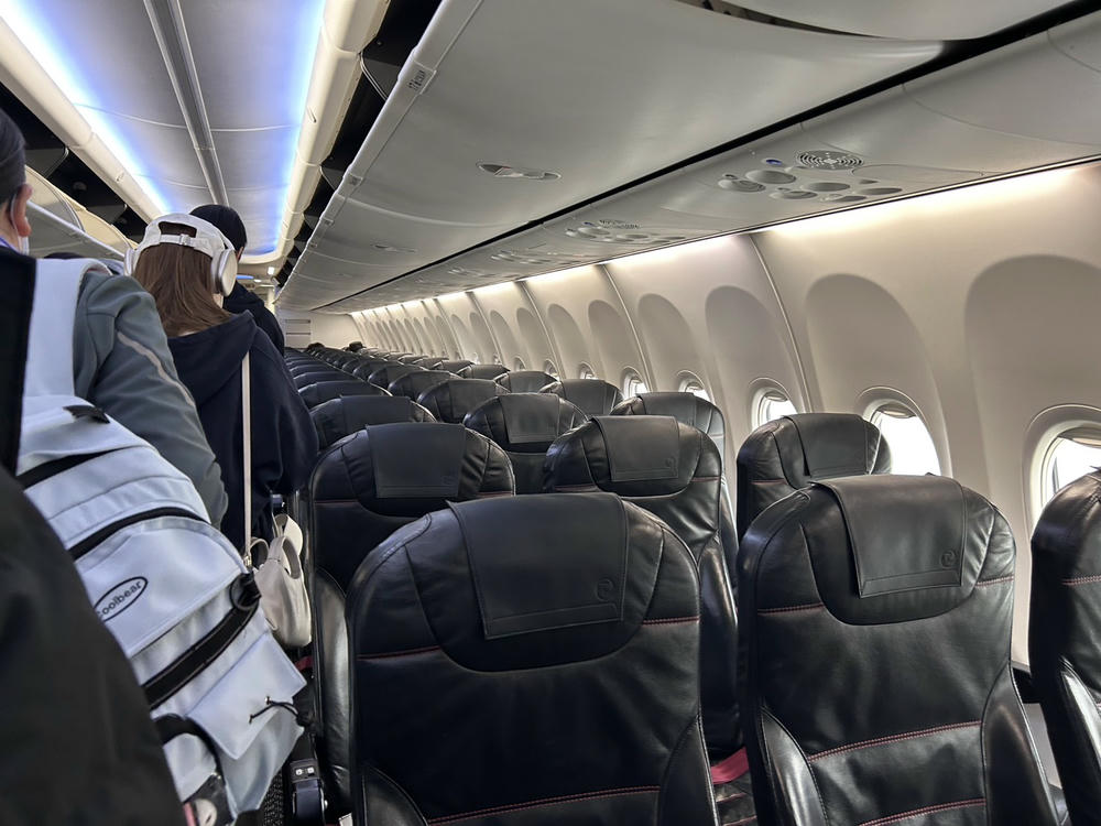 日本》日本越洋航空 JTA NU302 NU301 台北沖繩航班體驗如何?機型是什麼? - 第7張圖 NU302機艙內部