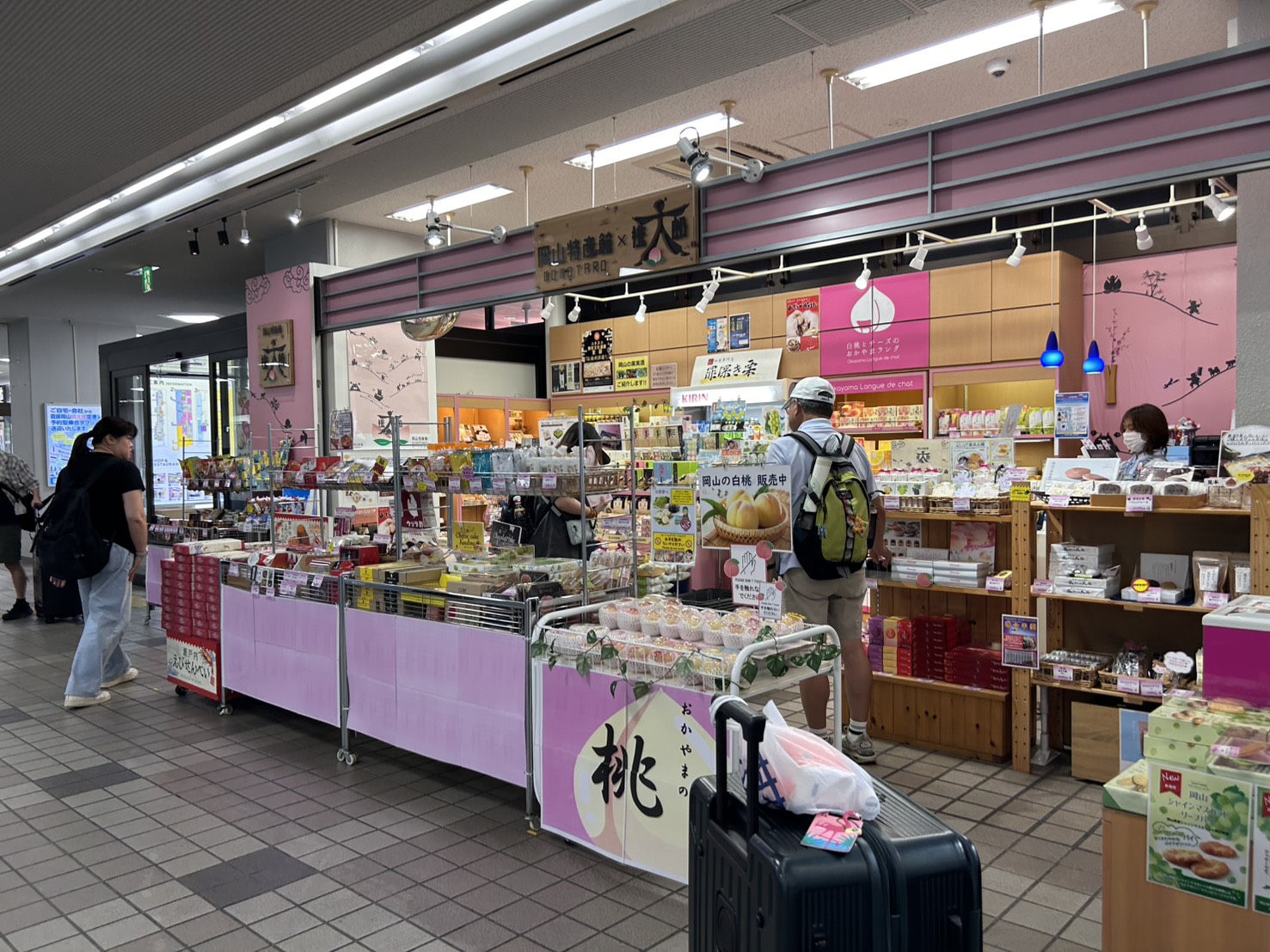 岡山機場 1F 伴手禮店